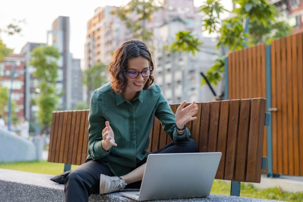 Uma estudante com seu notebook aberto fazendo a Inscrição Unip 2025