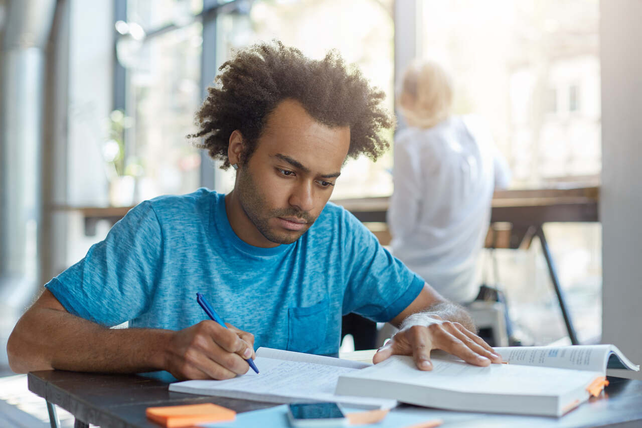 Jovem estudando concentrado 