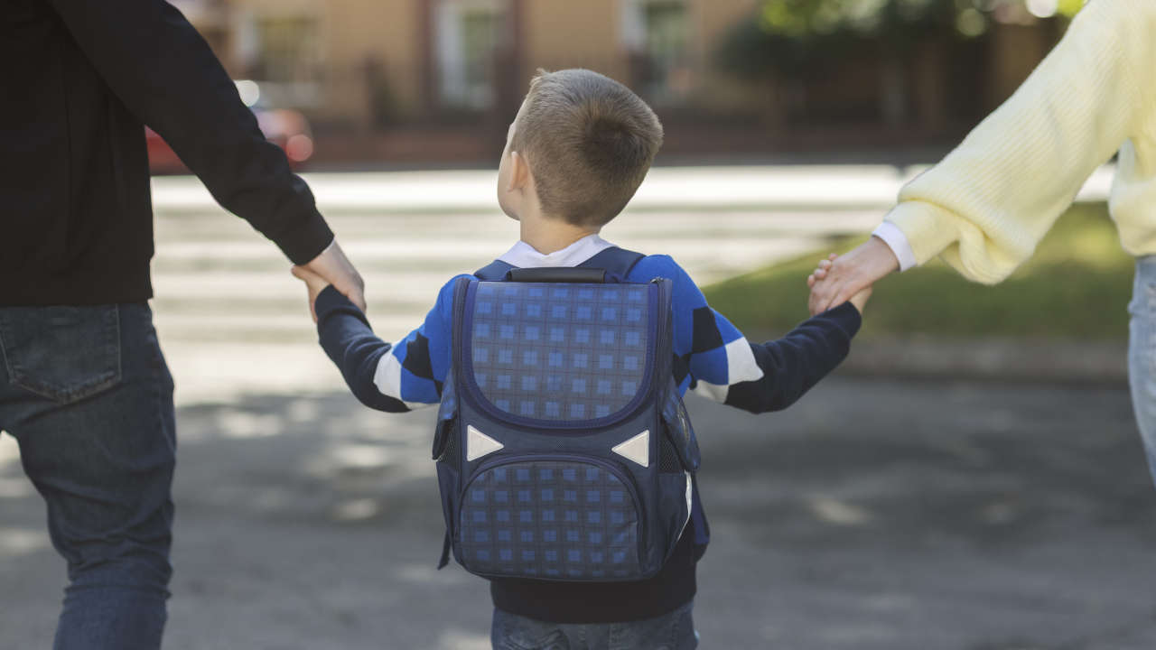 Pais levando criança para escola em 2025 para fazer a matrícula escolar na Bahia