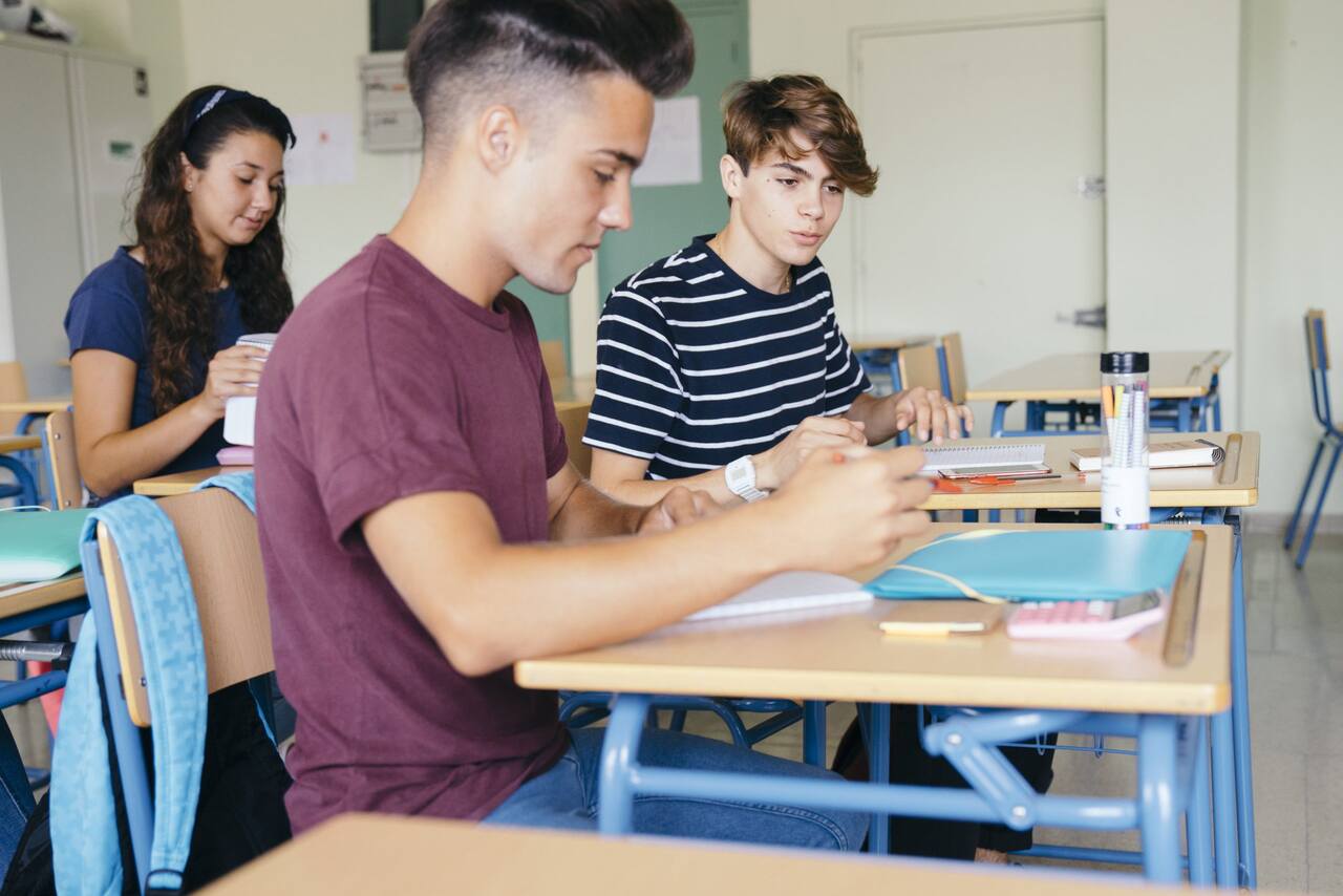 Adolescente estudando em sala de aula 