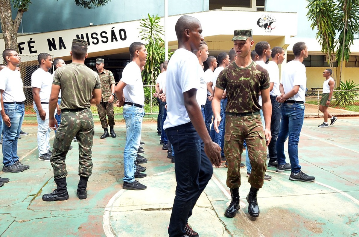 Jovem em processo seletivo de alistamento militar