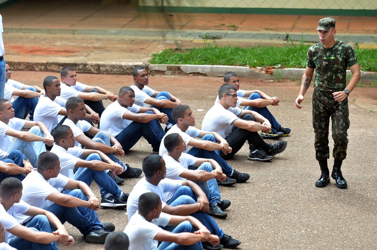 Jovem em processo seletivo de alistamento militar 