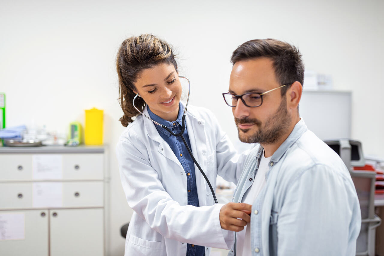 Medica auscuta coração de paciente 