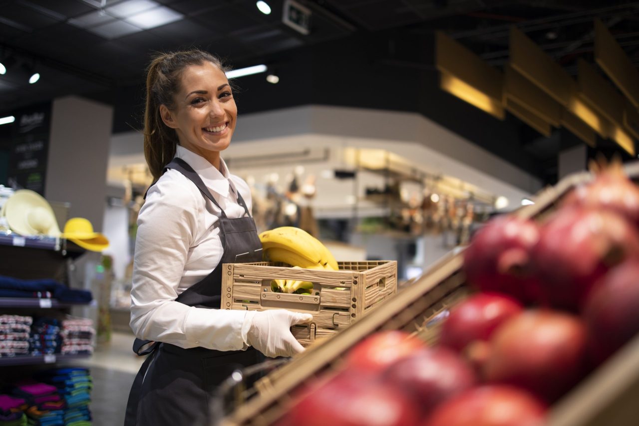 Jovem reabastece hortifruti de supermercado