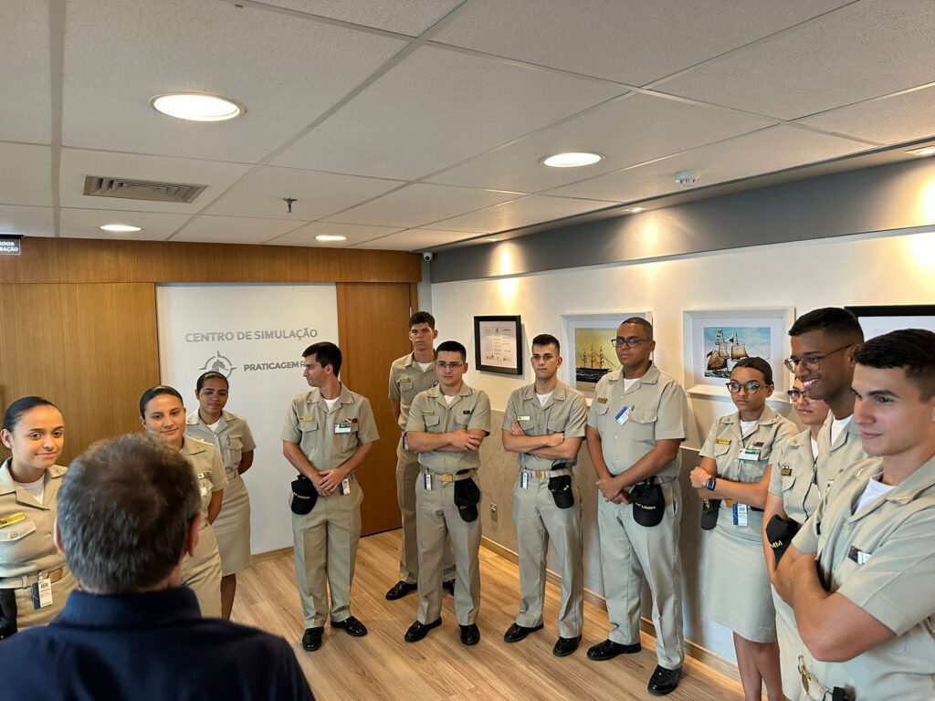 Oficiais da Marinha Mercante em visita