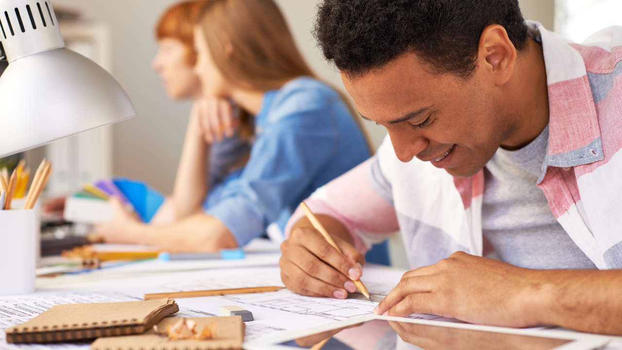 Estudante negro fazendo prova