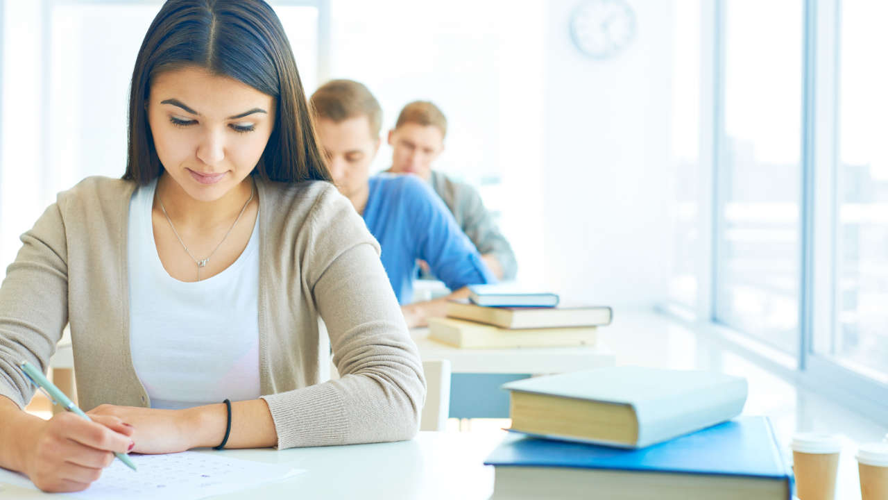 Jovens fazendo prova de concurso ou vestibular