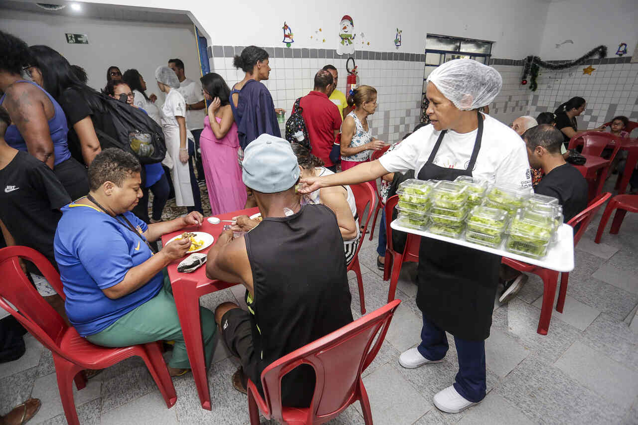 Cozinha Escola produz refeições para pessoas em situação de vulnerabilidade 