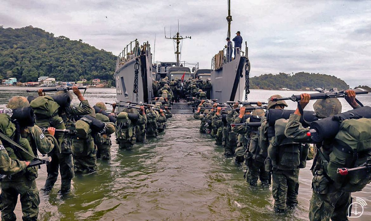 Fuzileiros Navais embarcando para missão 