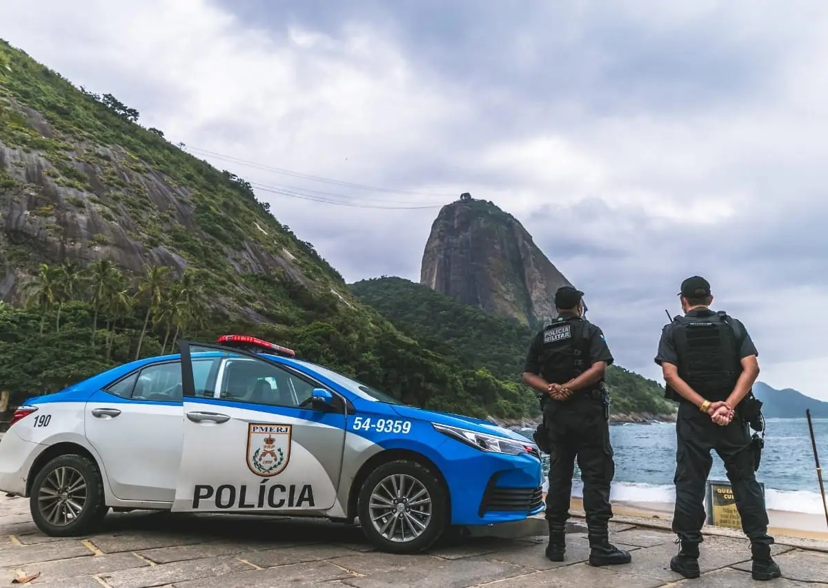 Policiais militares do RJ fazendo policiamento na praia 