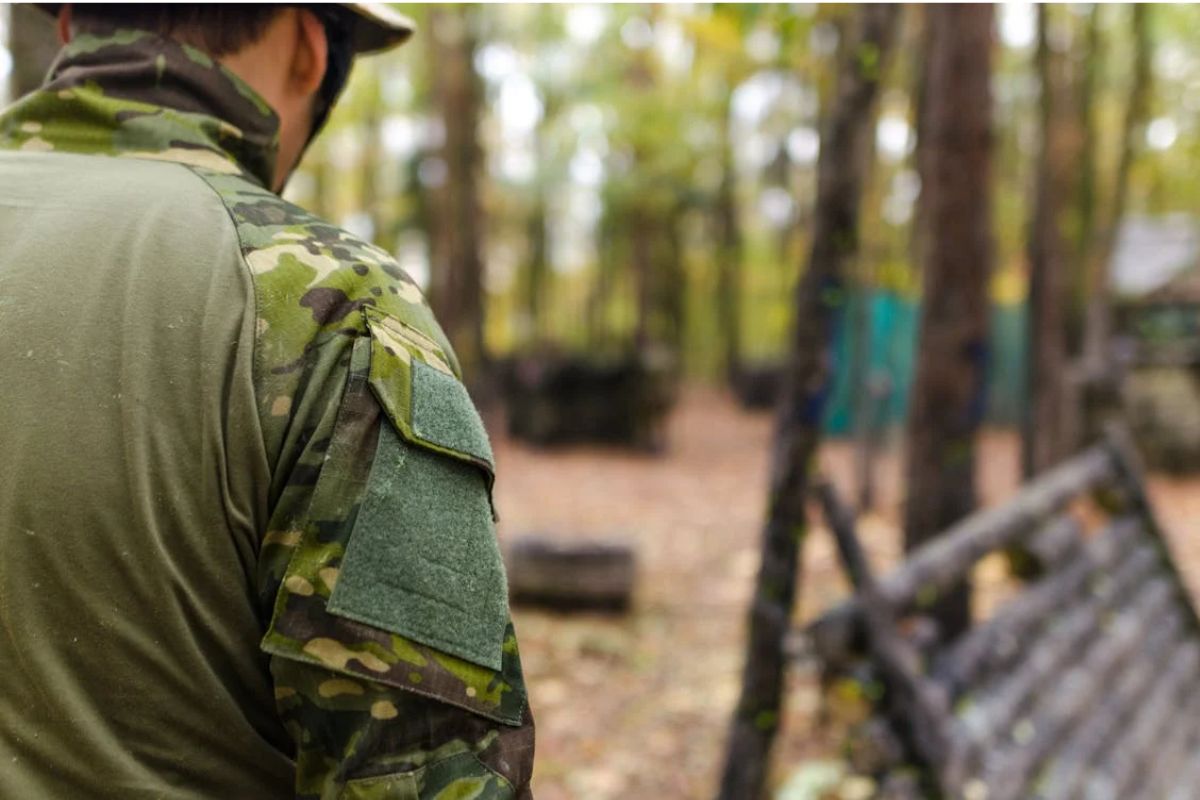 Um estudante militar de costas em um bosque