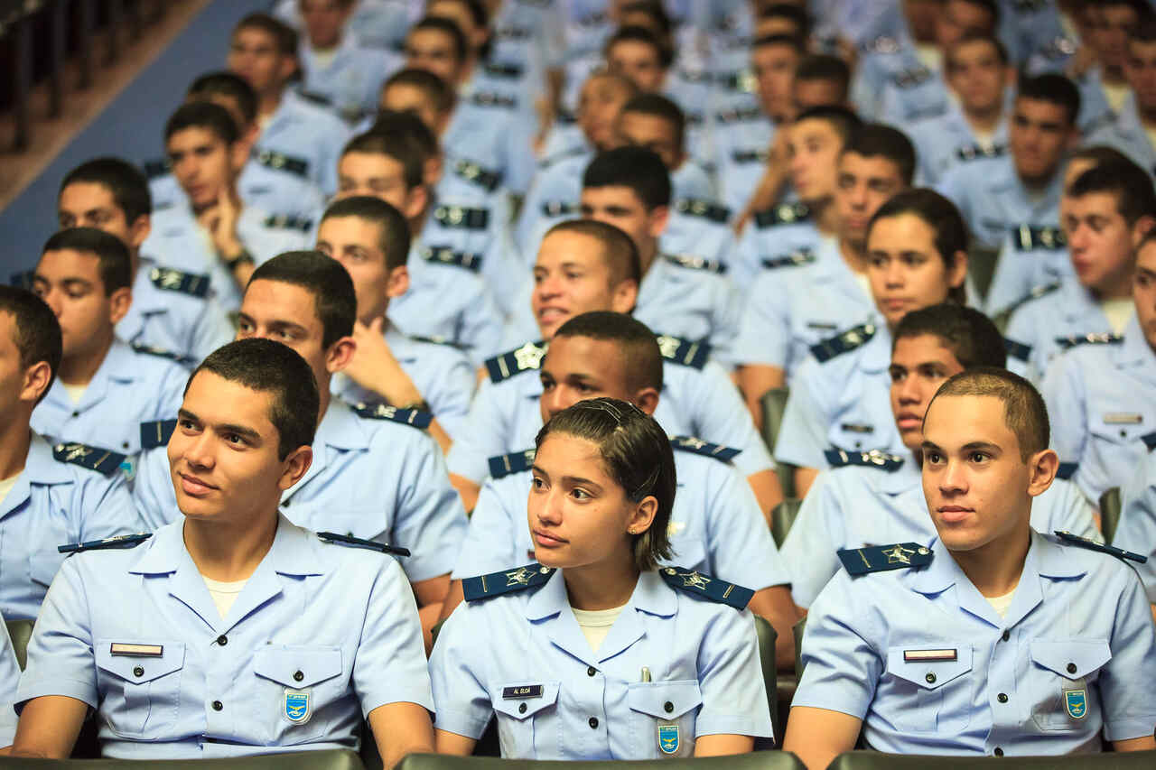 Alunos da EPCAR em auditório da instituição 