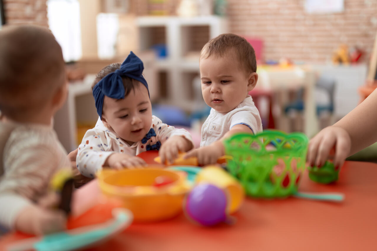 Bebês brincam na creche 