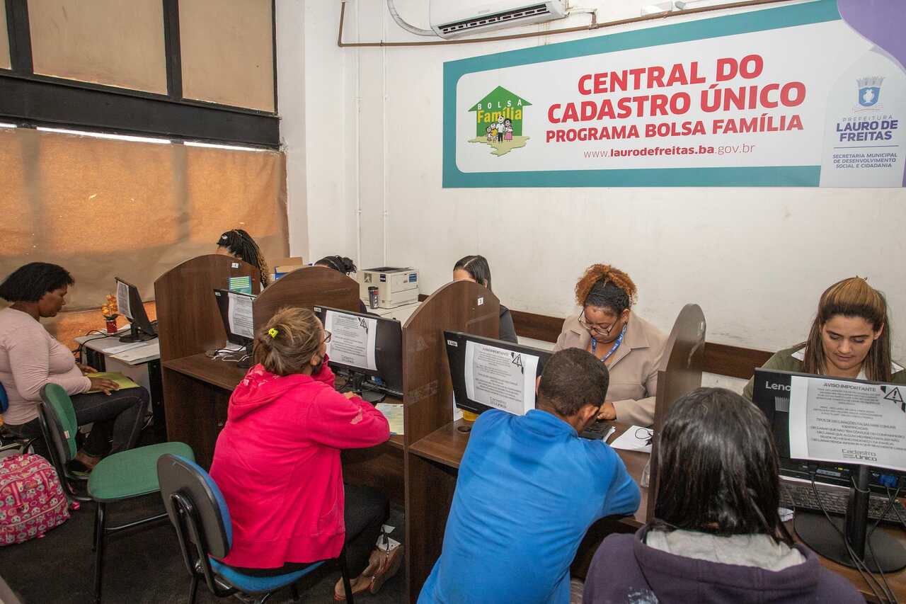 Cidadãos fazem Cadastro Único em CRAS de Lauro de Freitas para inclusão no Bolsa Família 