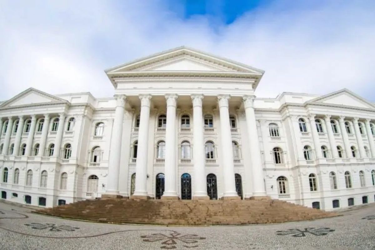 Imagem da frente do prédio imponente da UFPR