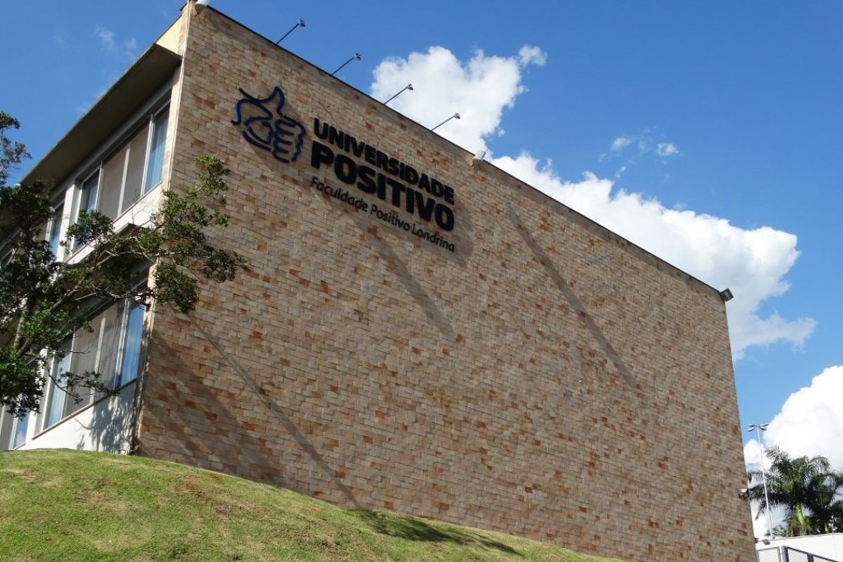 Um prédio com letras onde está escrito Universidade Positivo