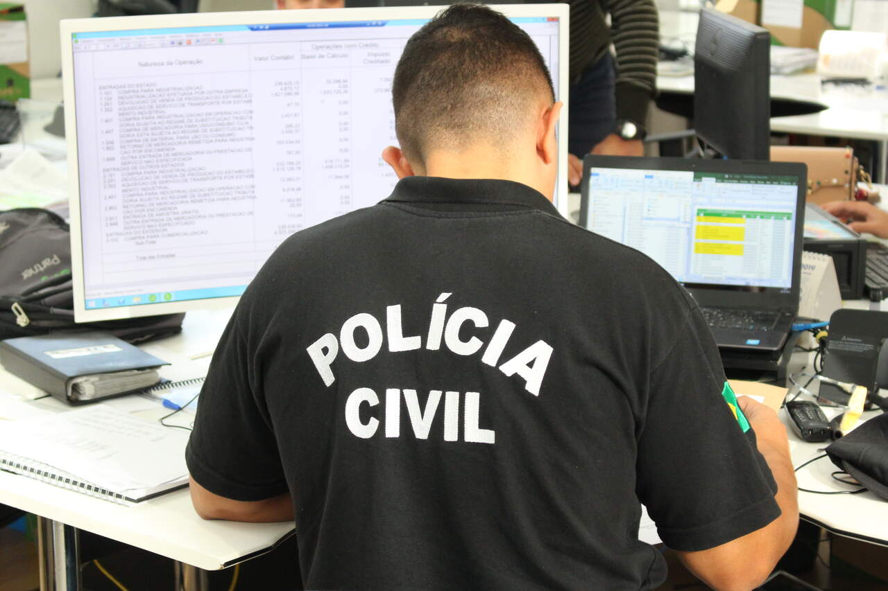 Policial trabalhando em delegacia da Polícia Civil do Paraná 