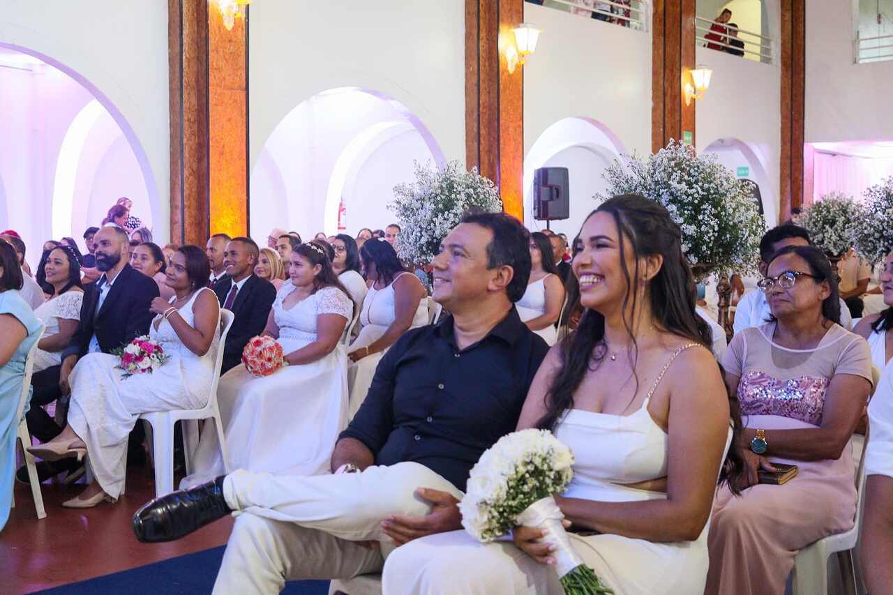 Casais aguardam seu momento de oficializar união em cerimônia de casamento coletivo 