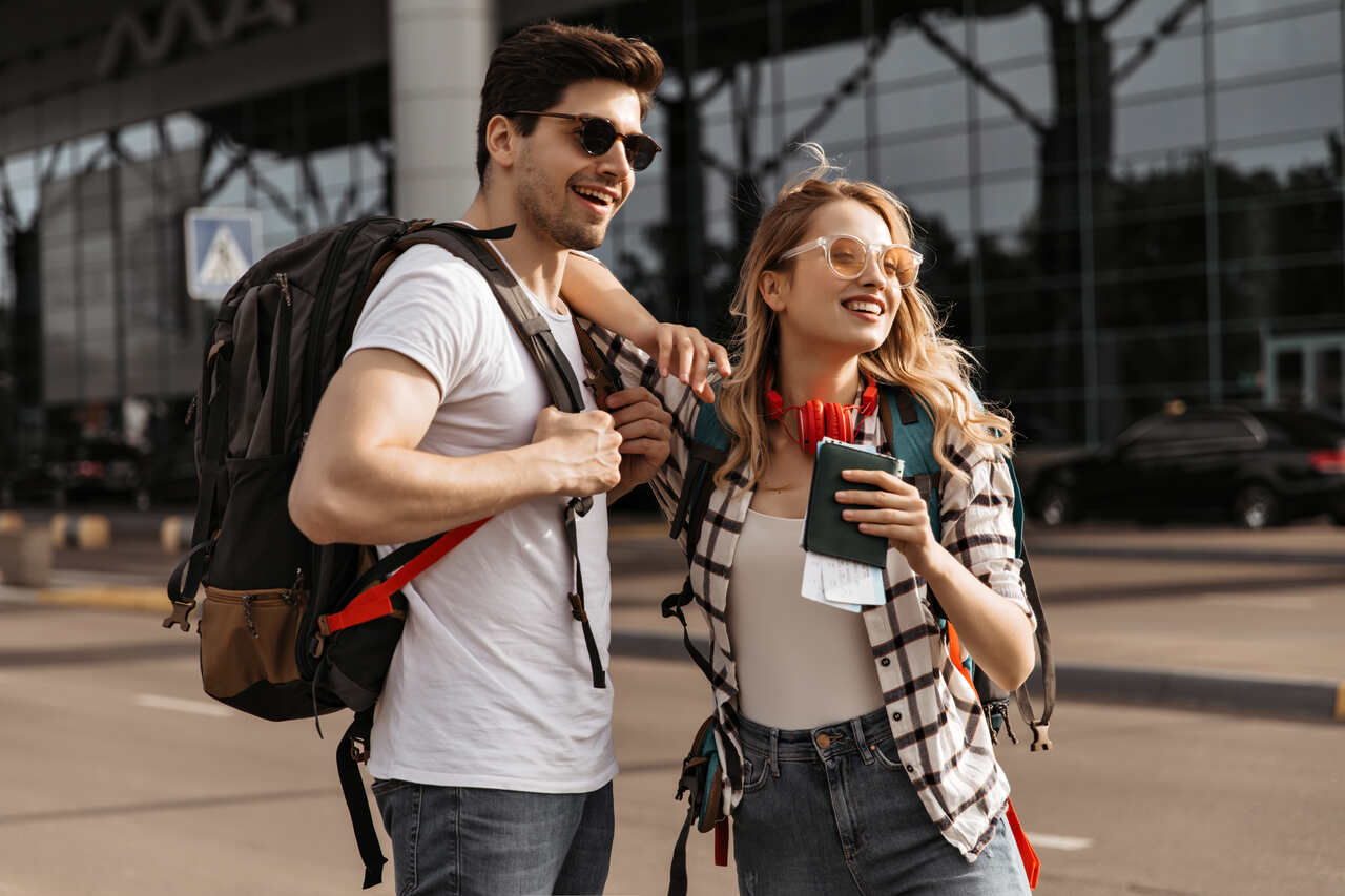 Jovens intercambistas chegando no aeroporto 