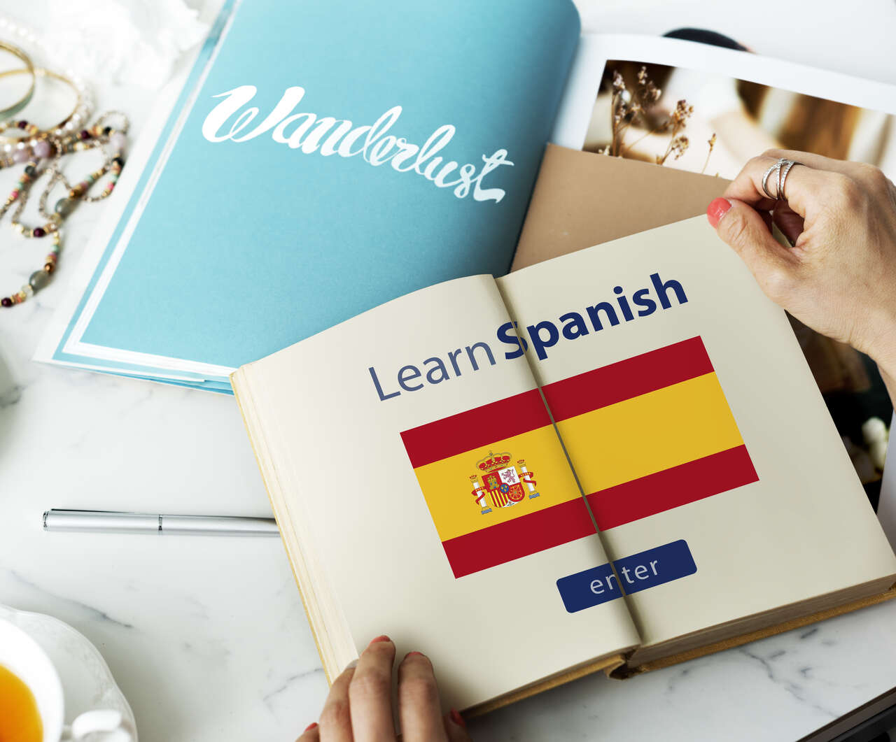 Pessoa estudando Espanhol com livros 