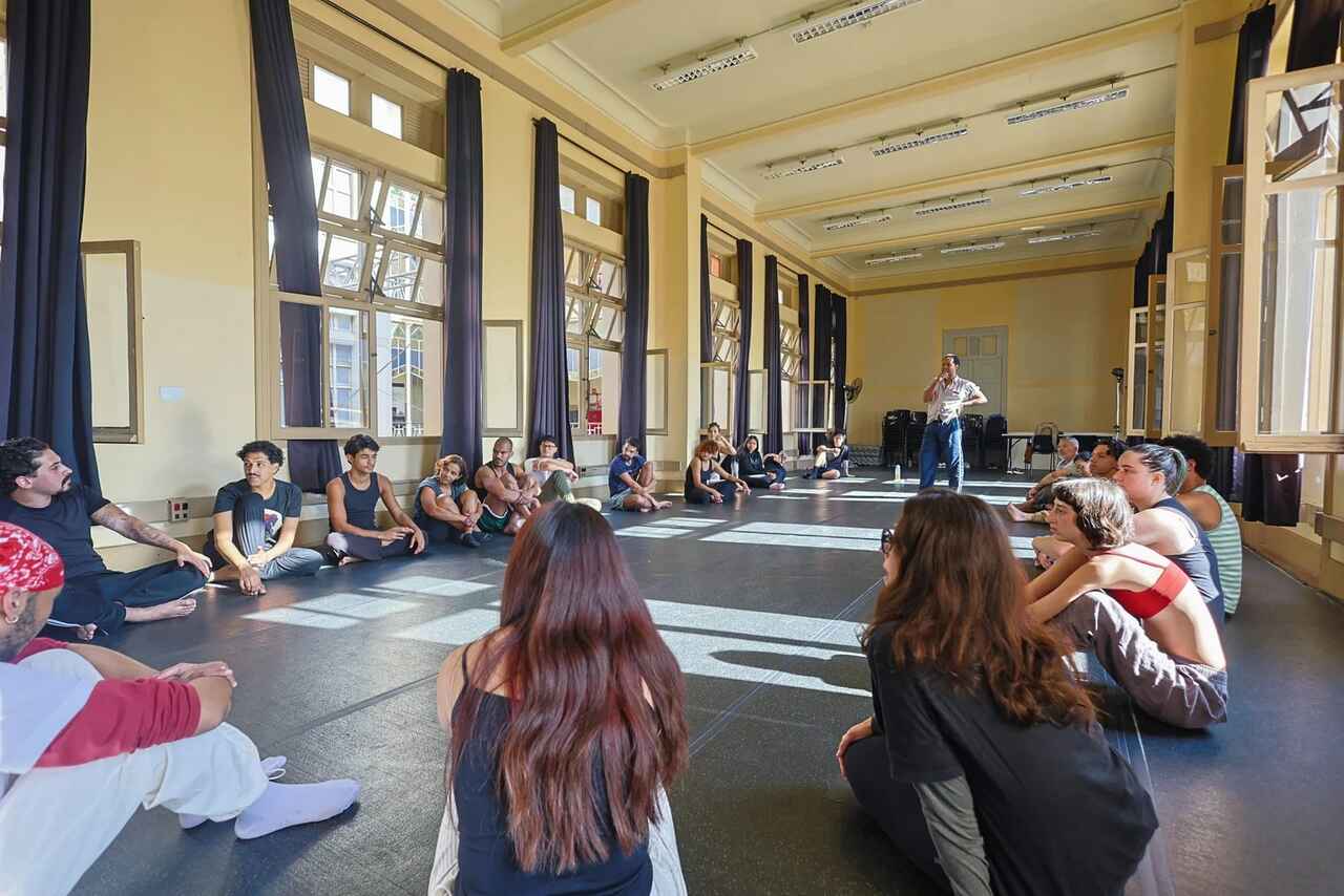 Alunos assistem aula da SP Escola de Teatro 