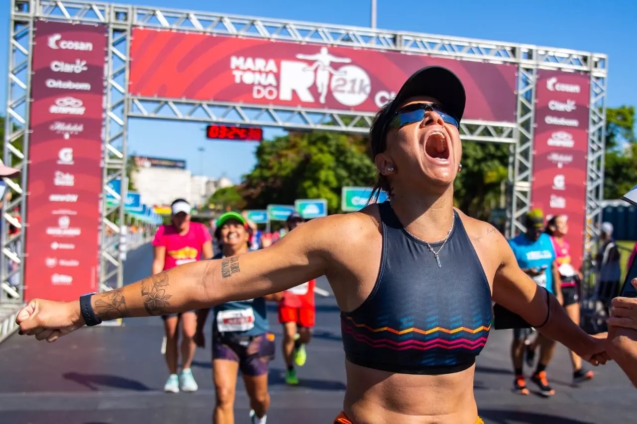 Corredora comemora fim de percurso de 21 km da Maratona do Rio 