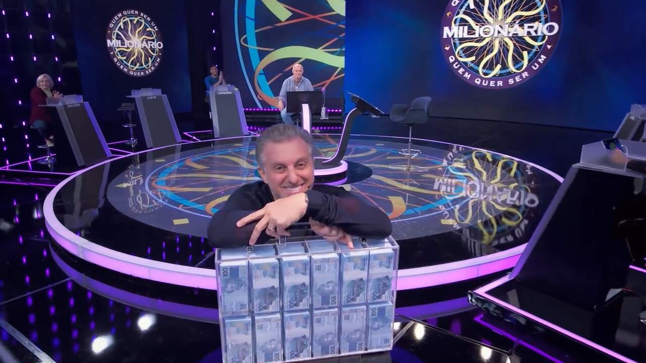 Luciano Huck posa com maleta do prêmio de Quem quer ser um milionário