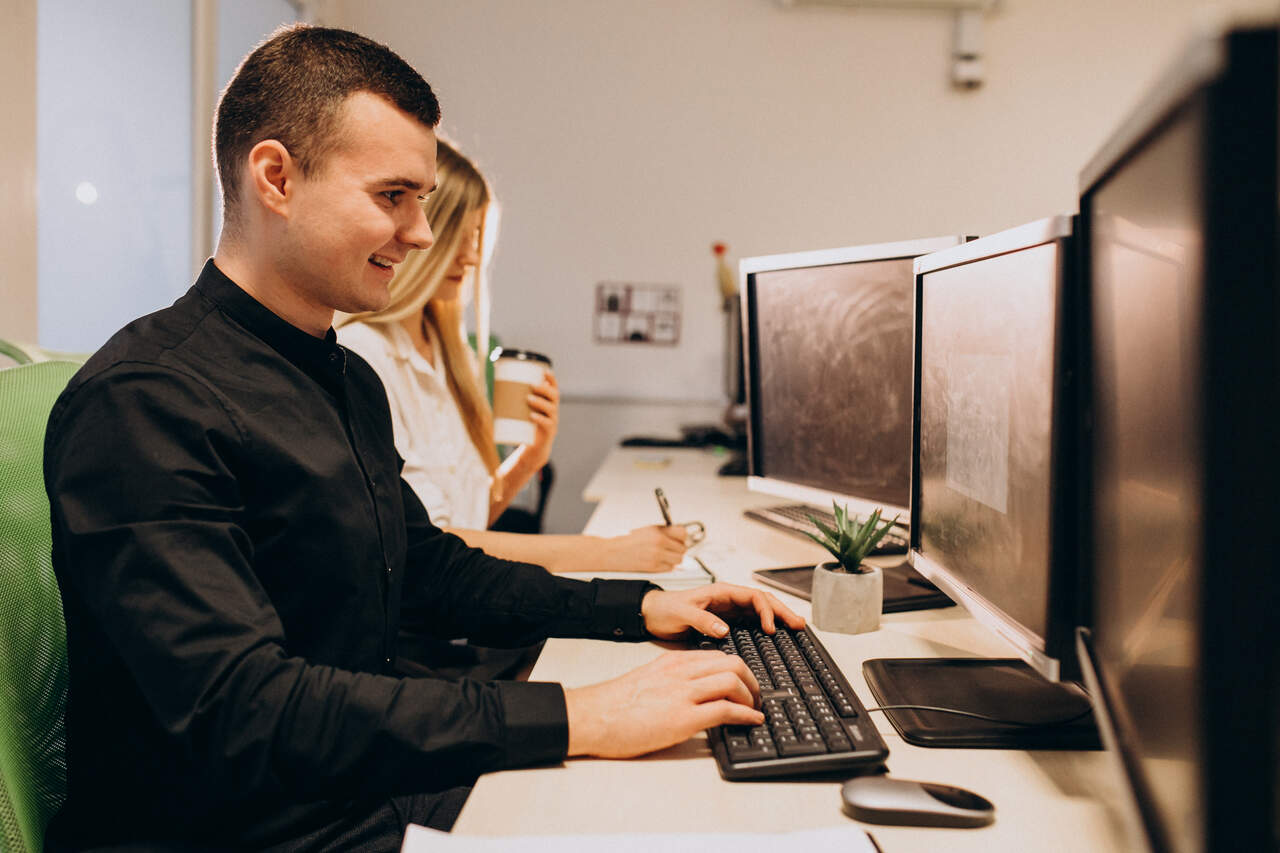 Jovem Aprendiz trabalhando em seu computador em empresa