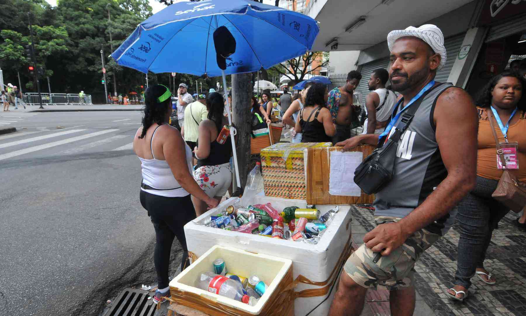 vendedor ambulante no carnaval de SP