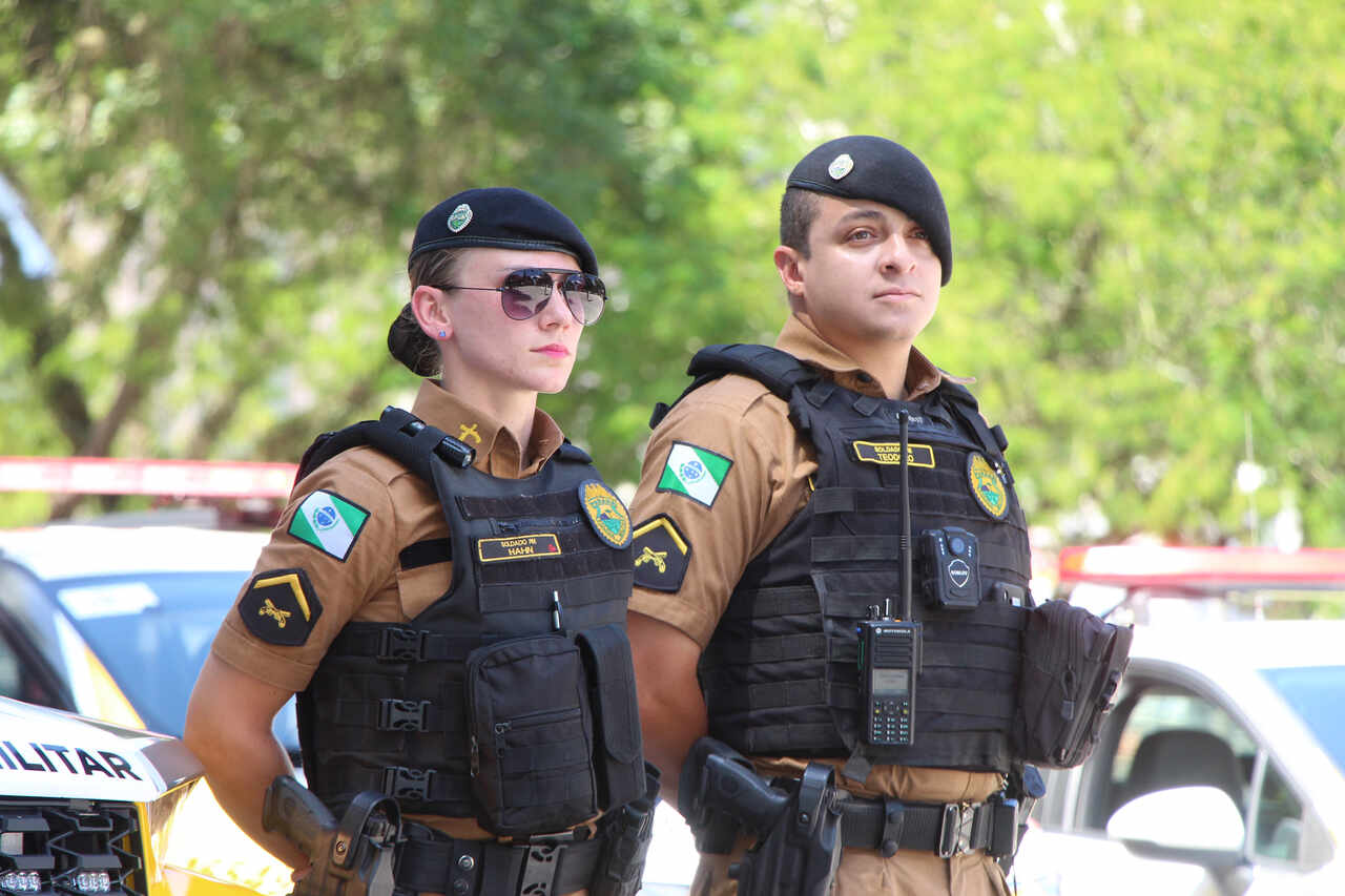 PMs do Paraná patrulham ponto da cidade 